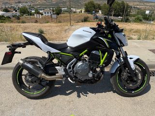 Kawasaki Z650 Blanca y Negra