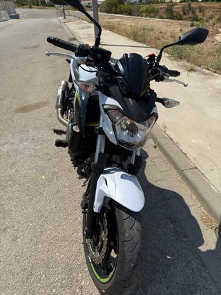 Kawasaki Z650 Blanca y Negra