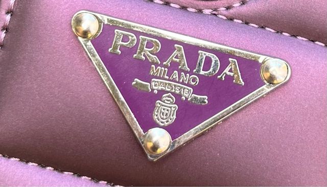 Funda iPhone 15 Pro Max Prada Morada