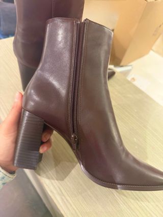 Botas de tacón morado y marrón