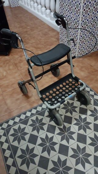 Andador con asiento y ruedas