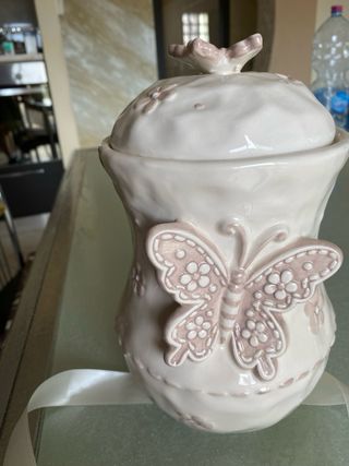 Biscottiera in ceramica con farfalla