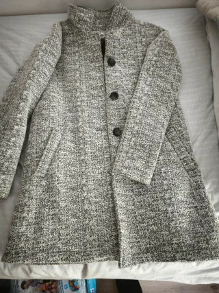 Chaqueta de mujer gris y blanca