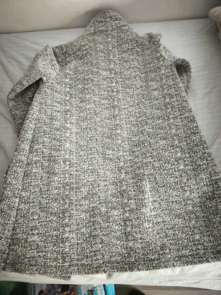 Chaqueta de mujer gris y blanca