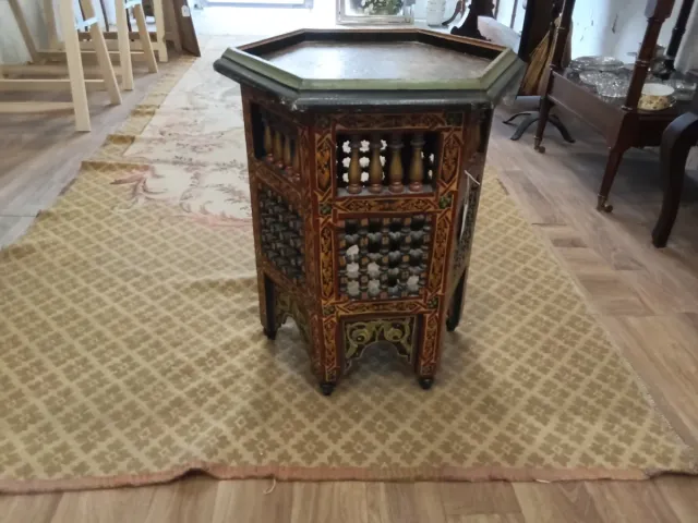 Mesa auxiliar decorada madera
