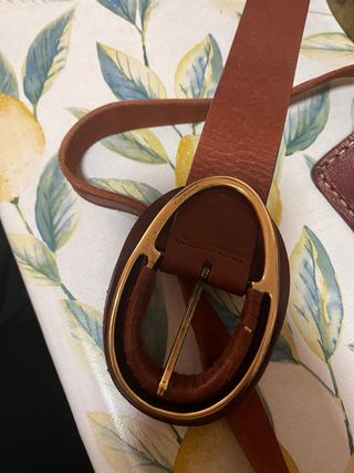 Cinturón de piel marrón con hebilla dorada