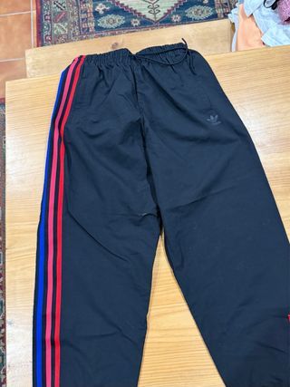 Pantalón Adidas negro con rayas