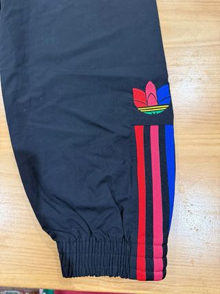 Pantalón Adidas negro con rayas