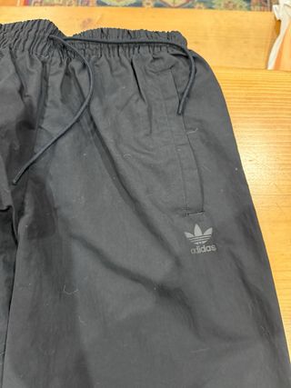 Pantalón Adidas negro con rayas