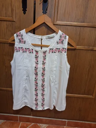 Camiseta blanca bordada flores rosas