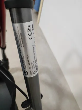 Andador rojo con asiento y ruedas