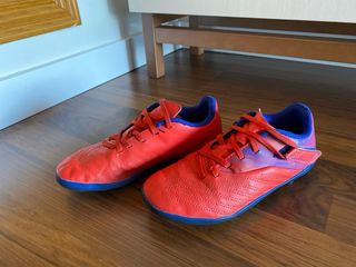 Botas de fútbol para niño rojas