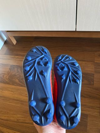 Botas de fútbol para niño rojas