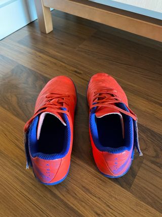 Botas de fútbol para niño rojas