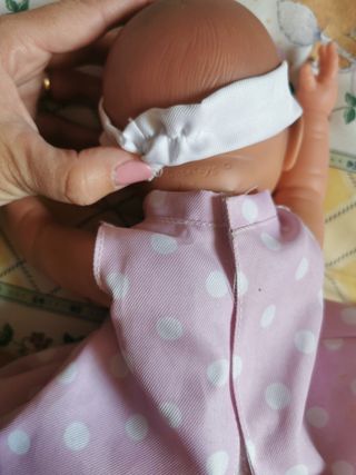 Muñeca bebé con vestido rosa de lunares