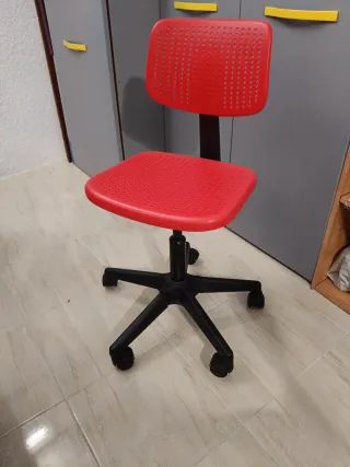 Silla de oficina giratoria roja y negra