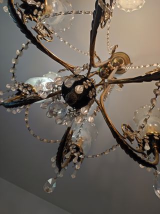 Lámpara araña dorada con cristales