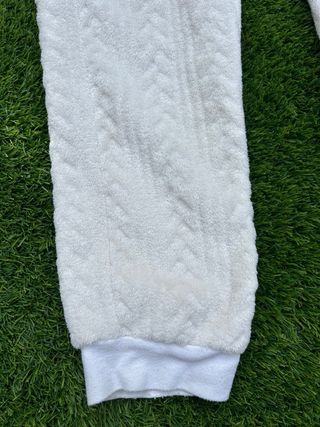 Mono de dormir con capucha