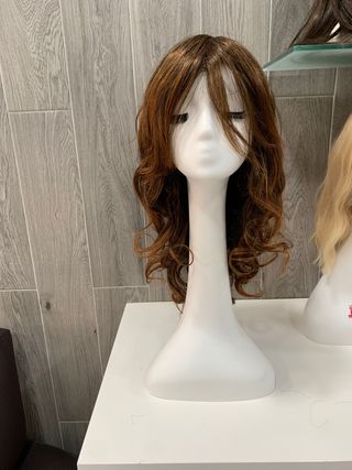 Peluca sintética cobriza con reflejos