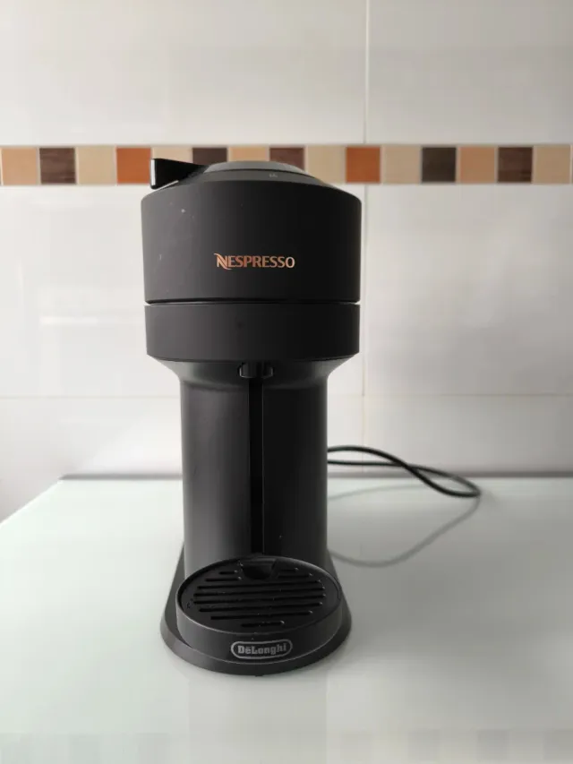 Cafetera Nespresso Vertuo Next Negra