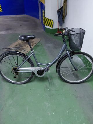 Bicicleta de paseo gris con cesta
