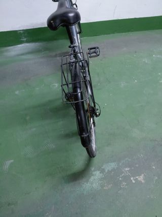 Bicicleta de paseo gris con cesta