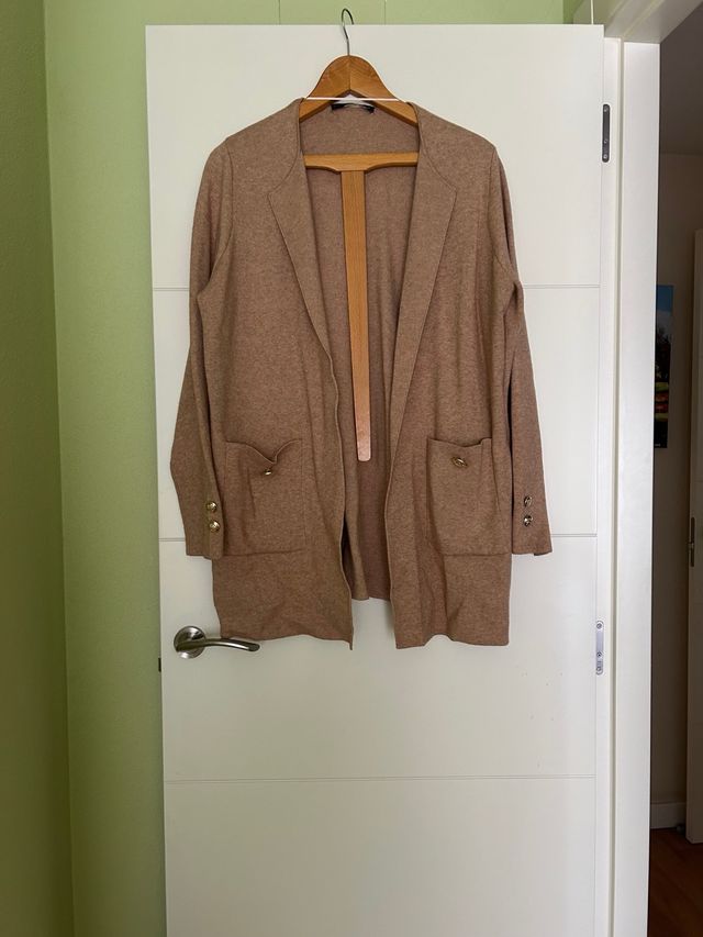 Chaqueta de punto marrón y dorada