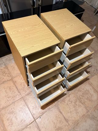 Dos cómodas de madera