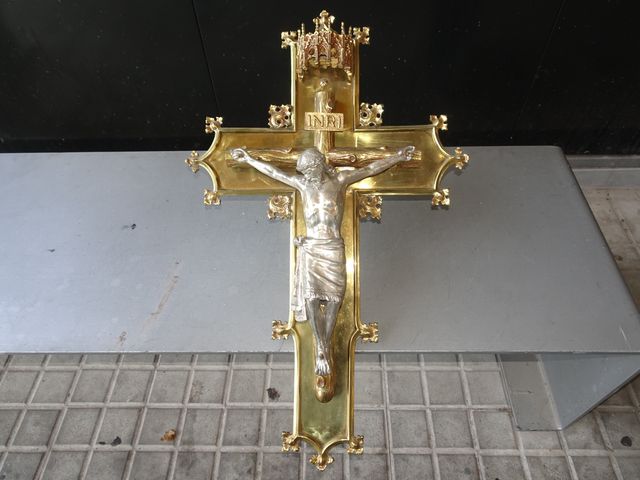 Crucifijo Neogótico Bronce y Cristo Plateado
