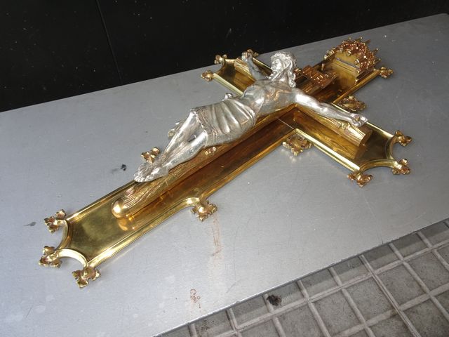 Crucifijo Neogótico Bronce y Cristo Plateado