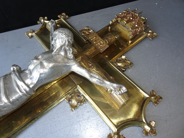 Crucifijo Neogótico Bronce y Cristo Plateado