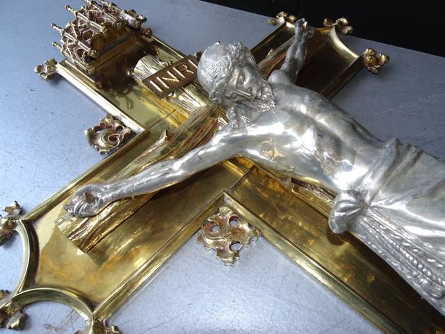 Crucifijo Neogótico Bronce y Cristo Plateado