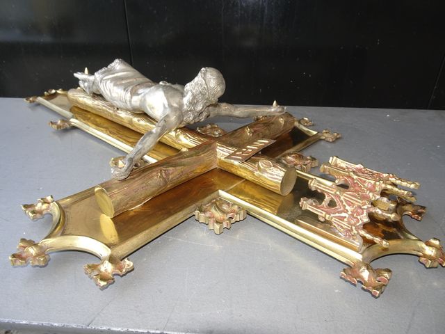 Crucifijo Neogótico Bronce y Cristo Plateado