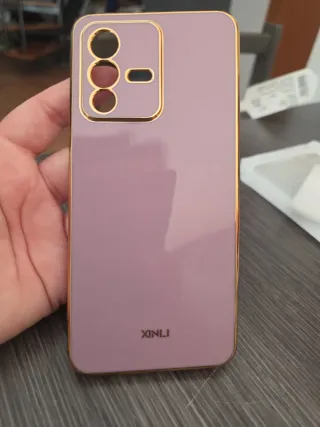 Funda móvil morada con borde dorado