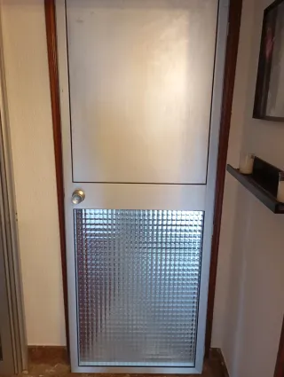 Puerta de aluminio con vidrio texturizado