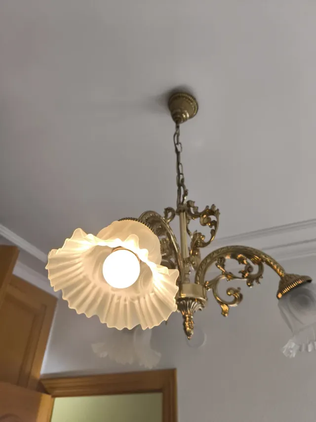 Lámpara de techo antigua dorada
