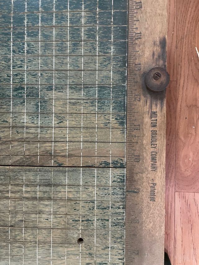 Guillotina Antigua Milton Bradley


