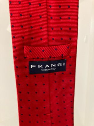 Corbata de seda roja con puntos azules. 