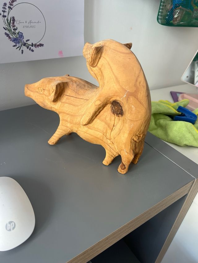 Figura de cerdos de madera