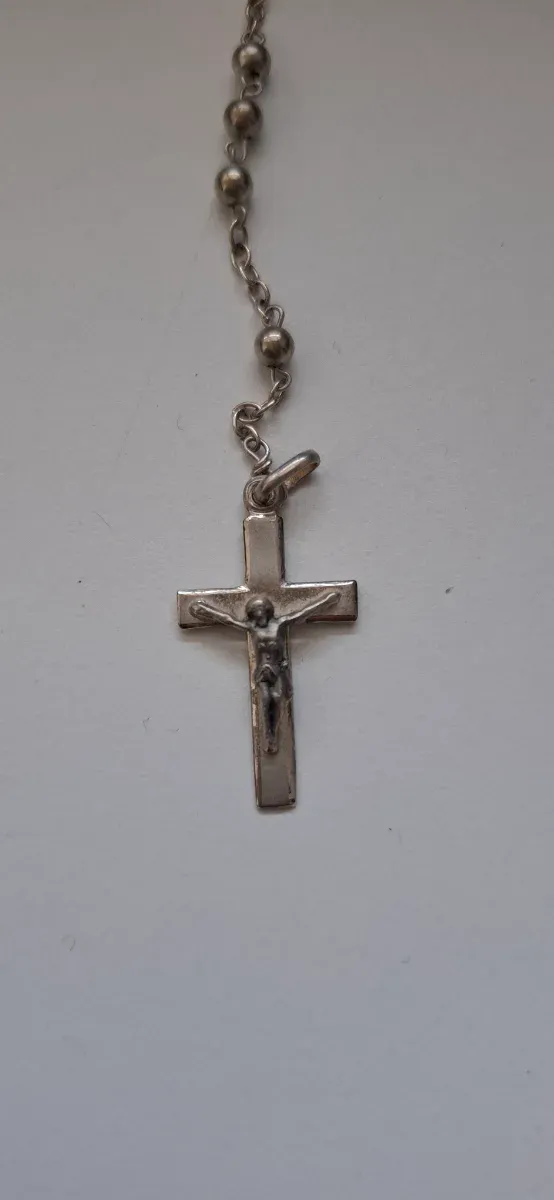 Rosario de plata de ley con crucifijo antiguo.