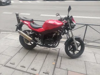 Hyosung GT 125 Comet Roja