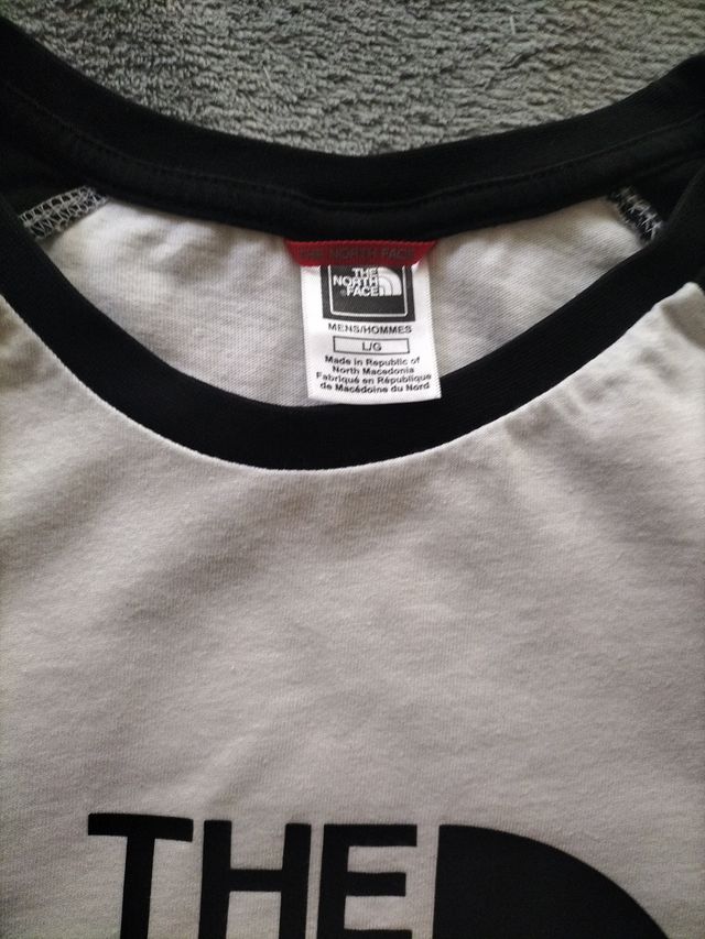 Camiseta The North Face Blanca y Negra