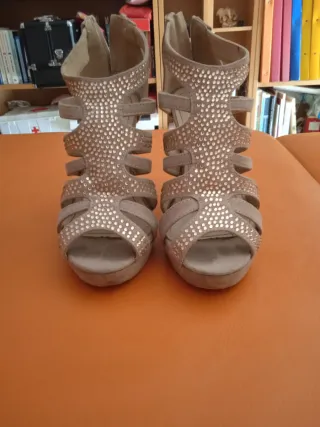 Zapatos de tacón beige y dorados con pedrería