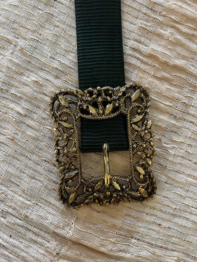 Cinturón Uterque verde con hebilla dorada