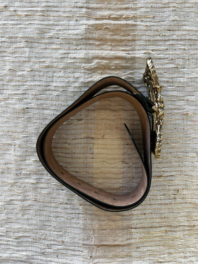 Cinturón Uterque verde con hebilla dorada