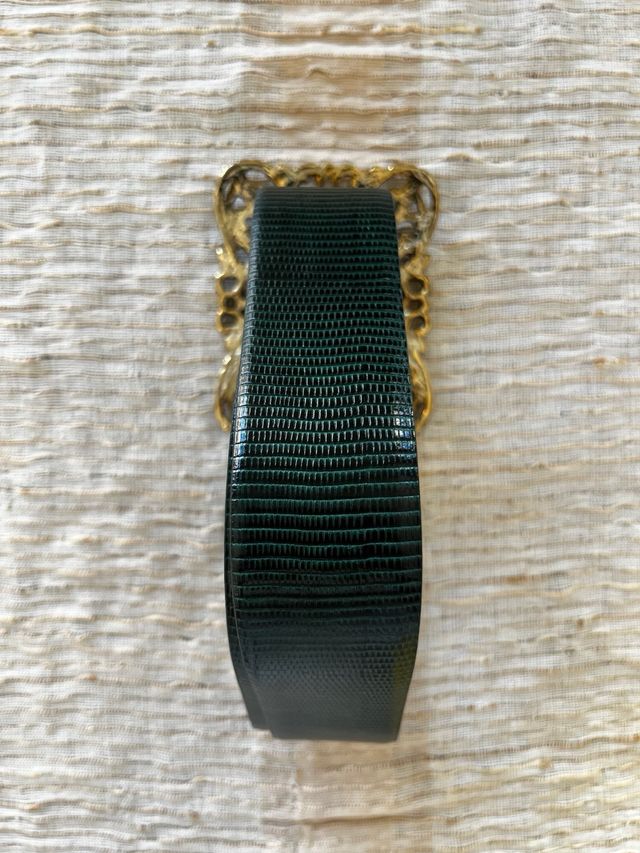 Cinturón Uterque verde con hebilla dorada