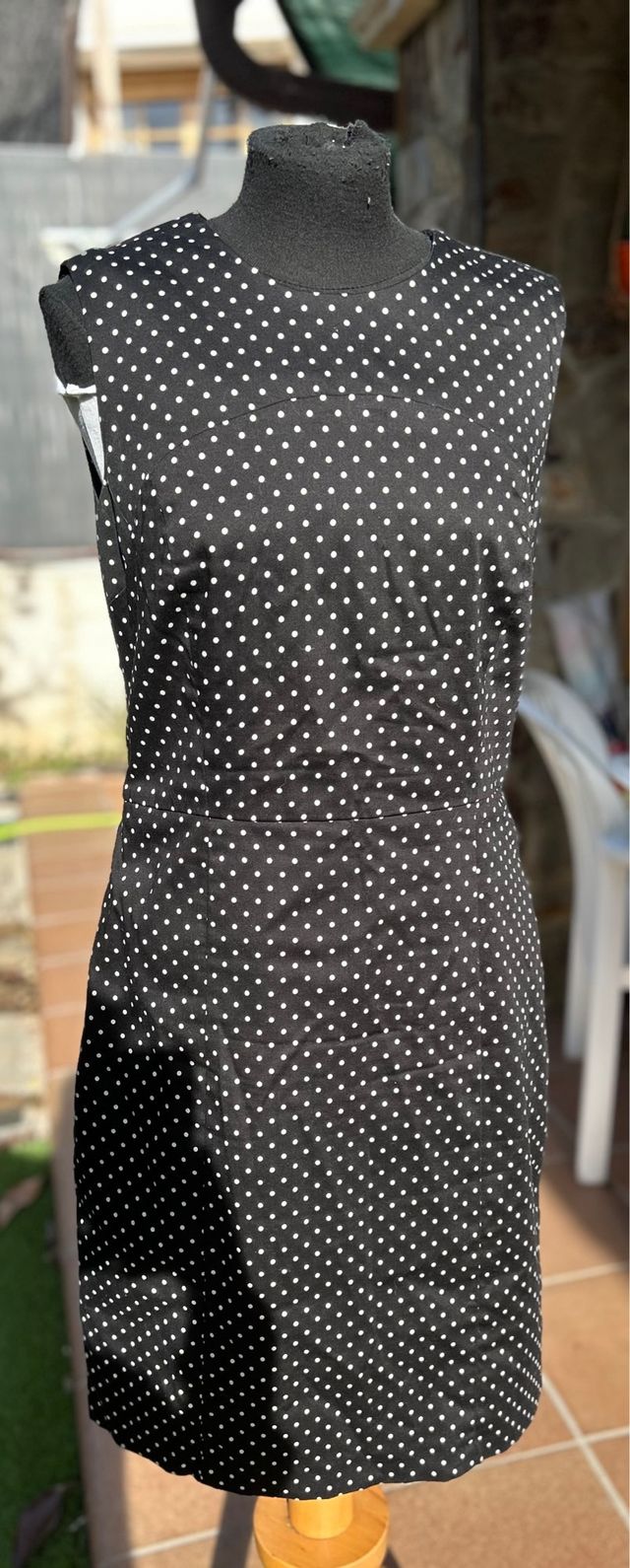 Vestido negro sin mangas lunares