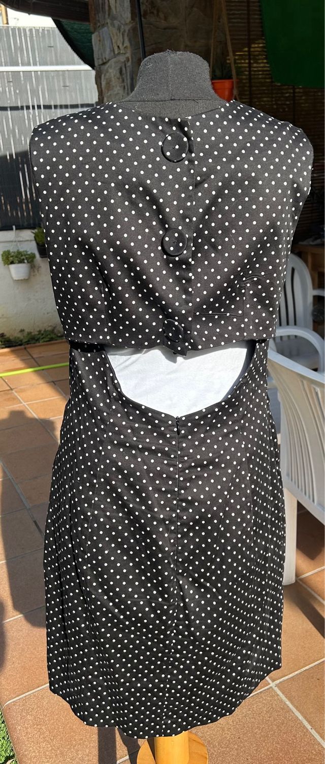 Vestido negro sin mangas lunares