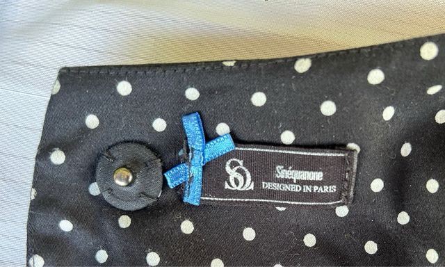 Vestido negro sin mangas lunares