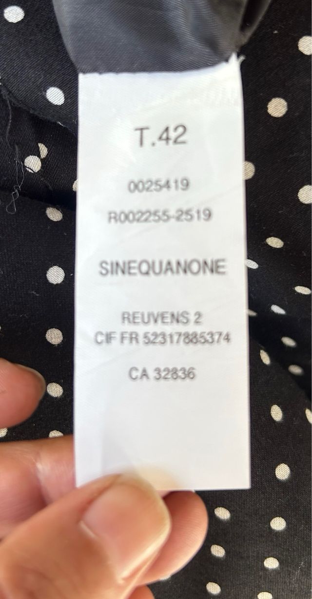 Vestido negro sin mangas lunares